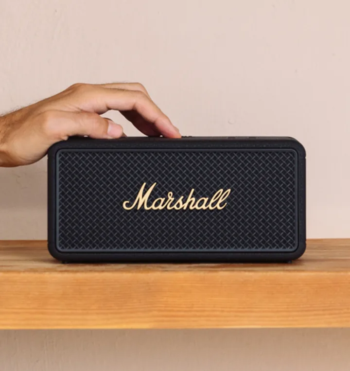 Enceinte bluetooth sur une étagère en bois