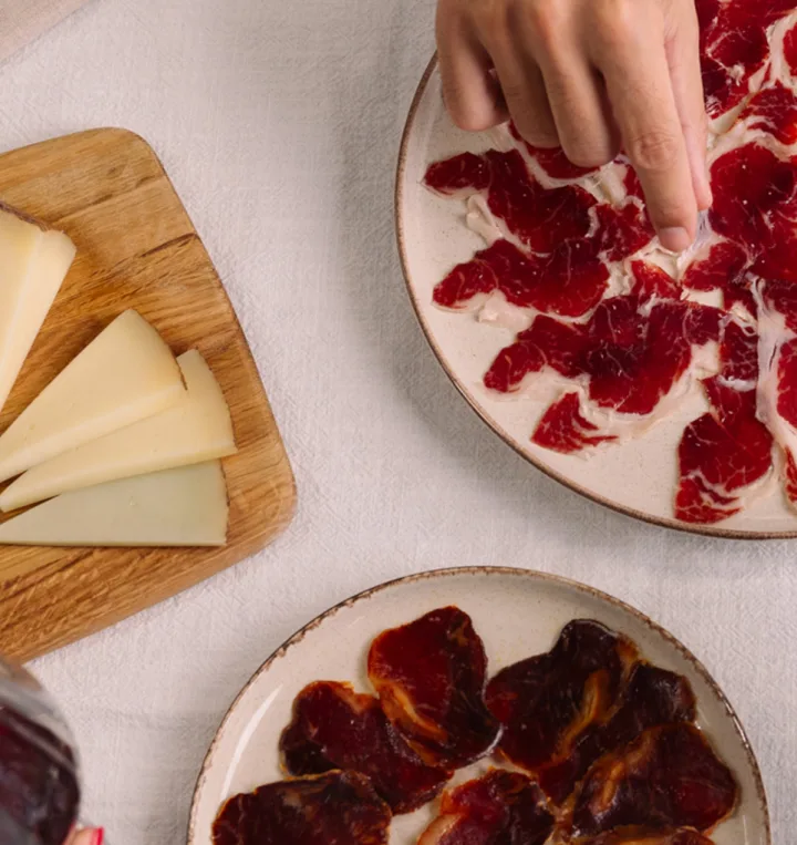 Assiettes de jambon ibérique et de fromage affiné