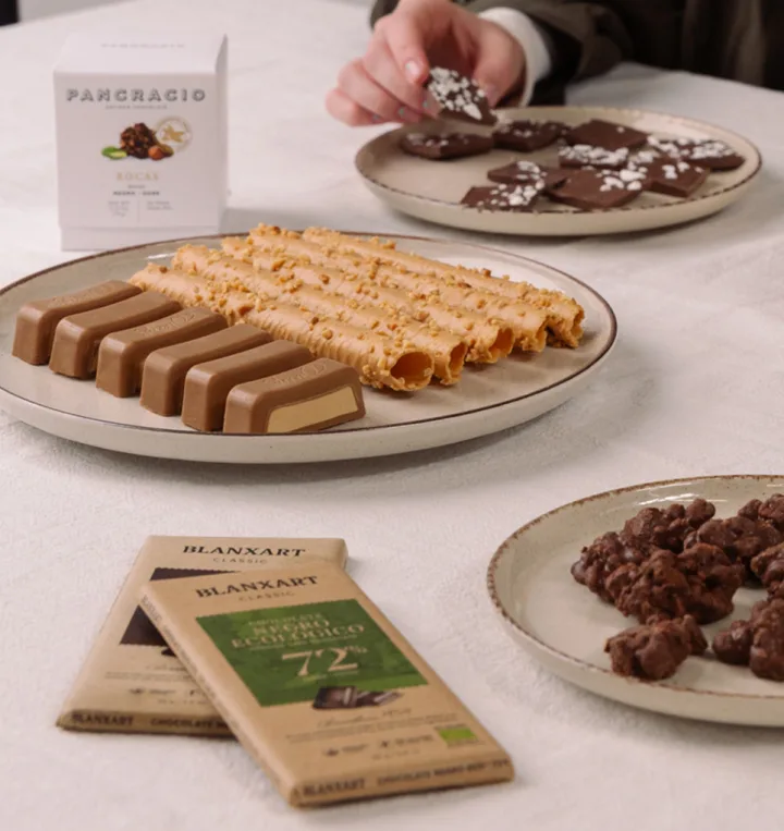 Touron et chocolats artisanaux sur une nappe blanche