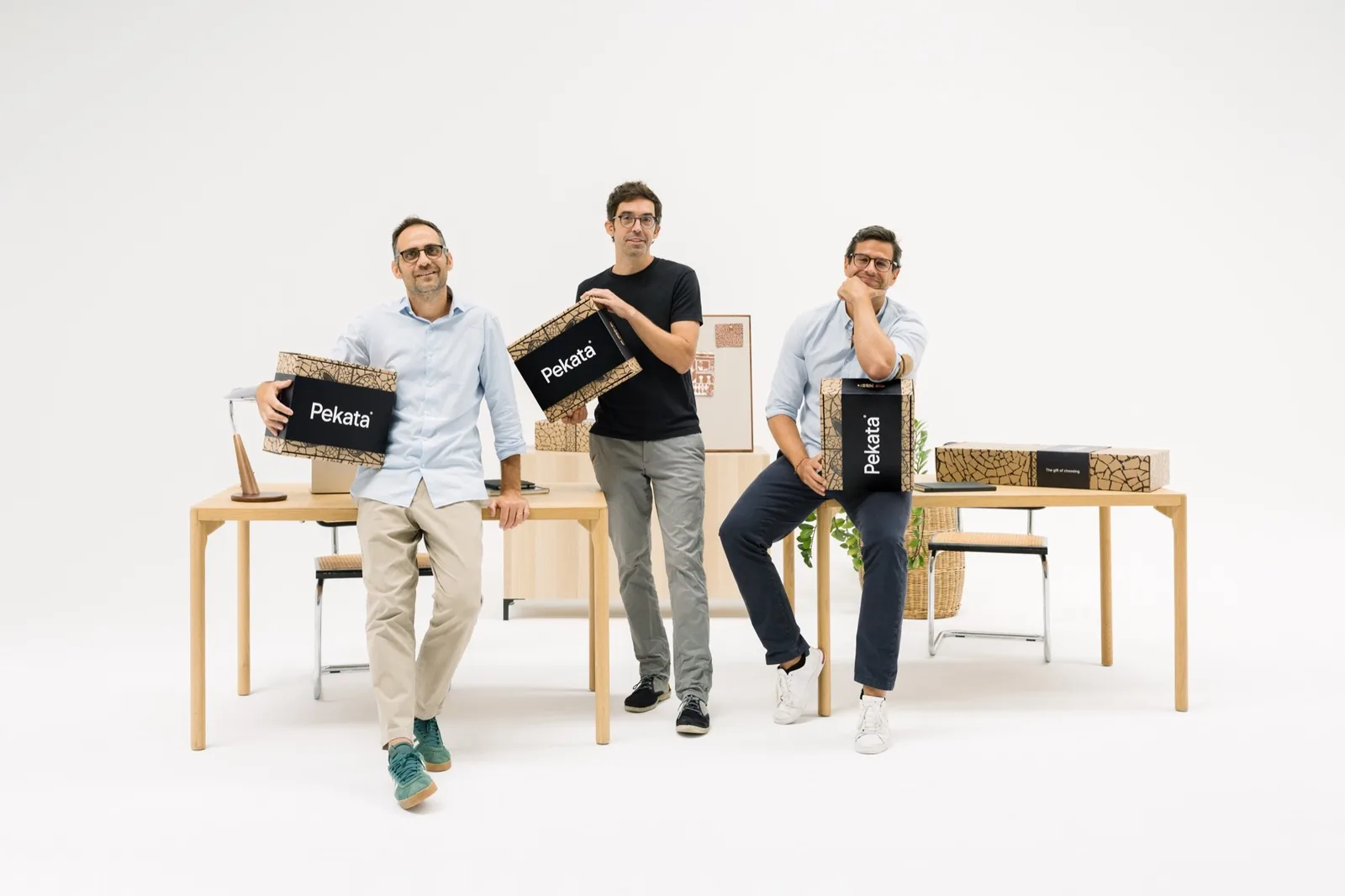 Die drei Partner von Pekata mit Geschenkboxen der Marke
