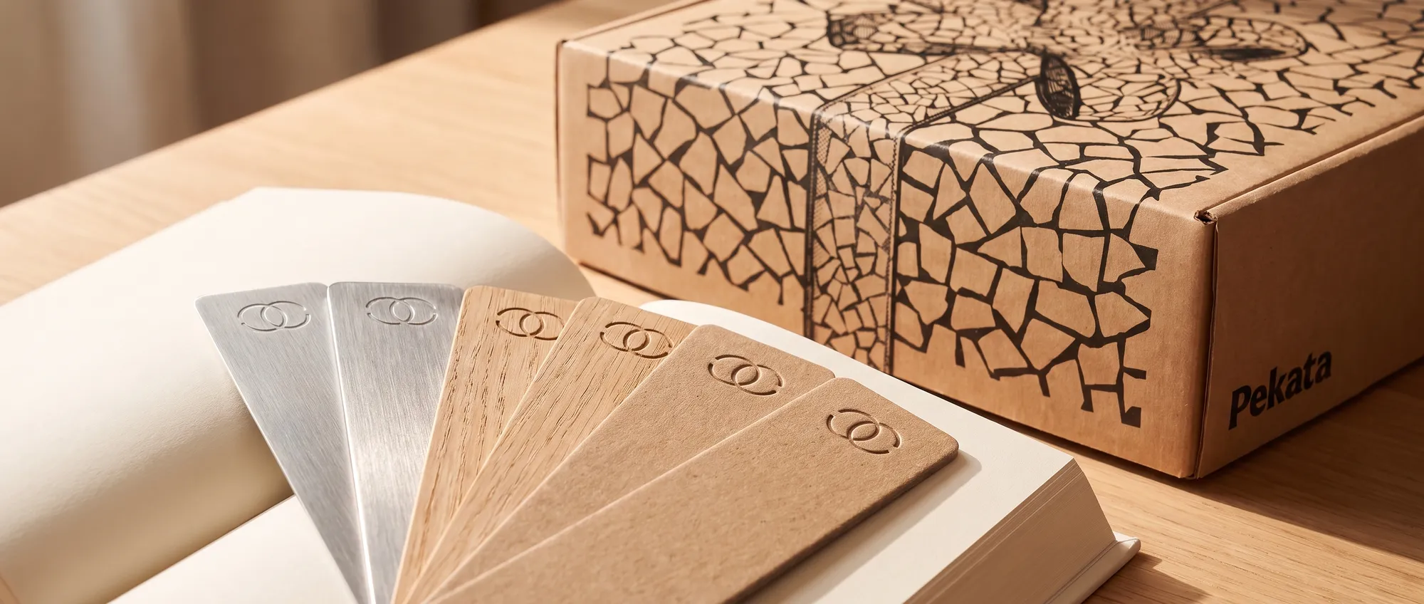 Marque-pages personnalisés en carton, bois et métal avec le logo d'une entreprise