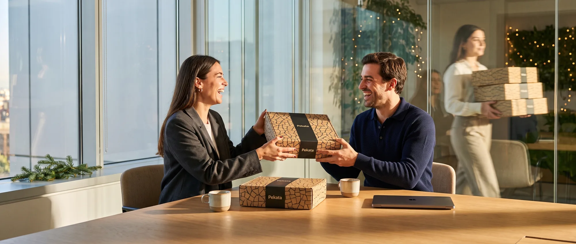 Delivery of a Pekata gift box between two professionals in a meeting room