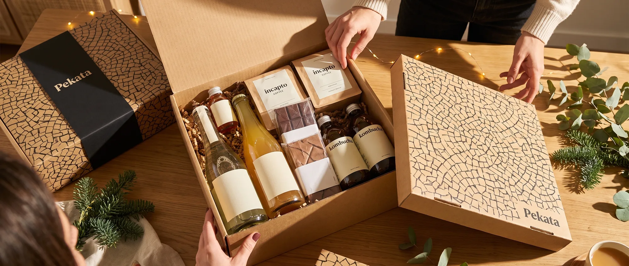 Pekata Weihnachtspräsentbox ohne Alkohol mit Spezialitätenkaffee, Kombucha und alkoholfreiem Schaumwein